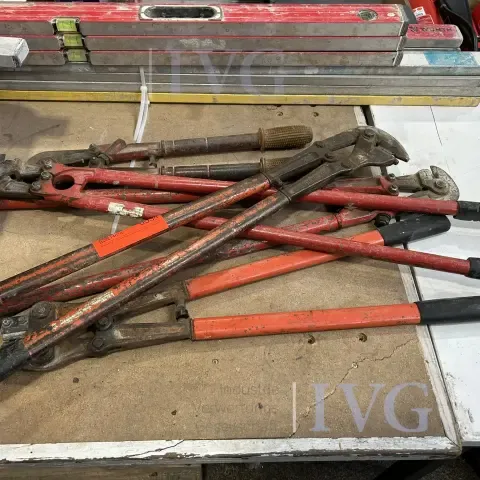 Bolt cutter