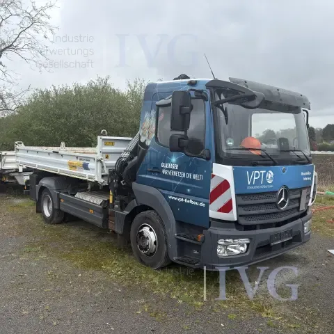Грузовой самосвал с открытым кузовом и зарядным устройством MERCEDES-BENZ 923 K 4x2