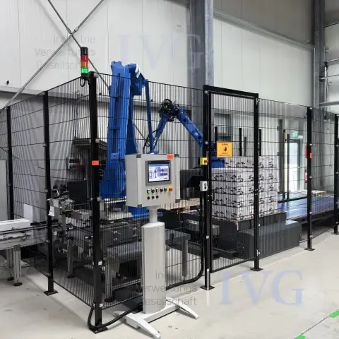 Robotic cell for stacking cans/cartons onto pallets THULL