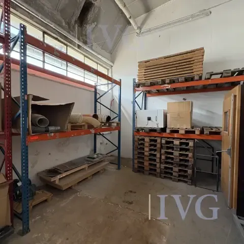 Heavy-duty shelving