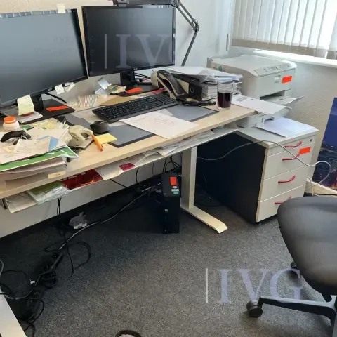 elektrisch höhenverstellbarer Schreibtisch