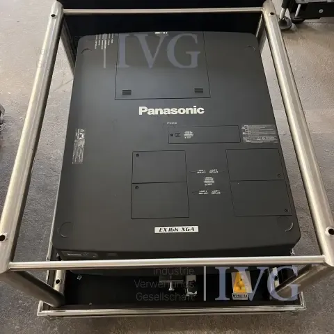 Projektor s projekčním objektivem PANASONIC
