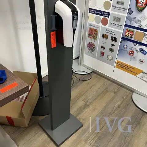 Fluid dispenser