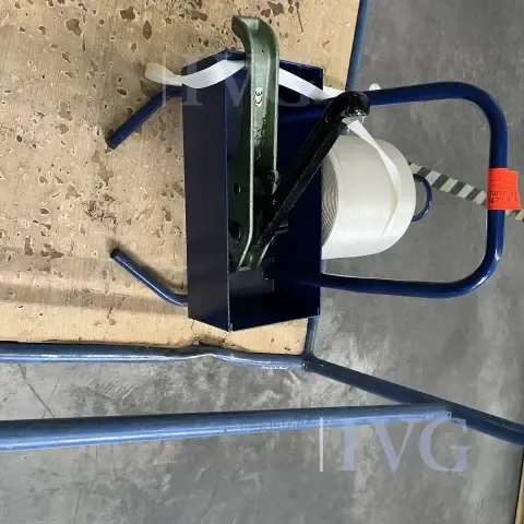 Plastic band strapping tool