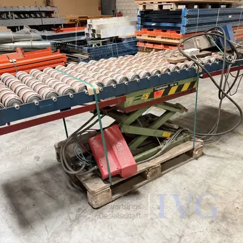 Schaarlift met rollenbaan