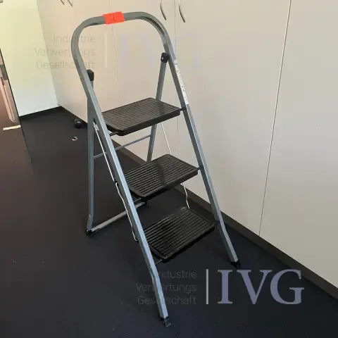 Metal step ladder