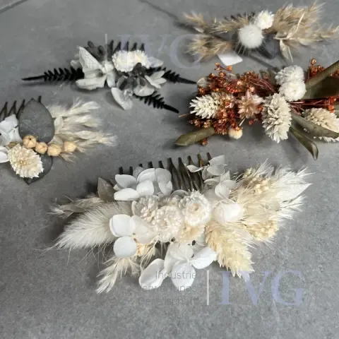 Peignes à cheveux en fleurs séchées