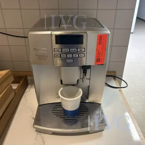 Fully automatic coffee machine DELONGHI Magnifica