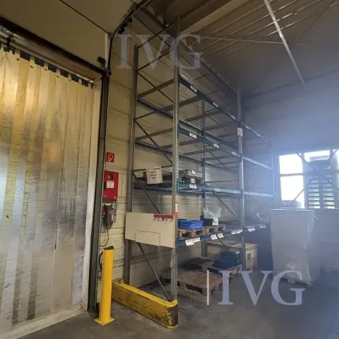 Heavy-duty shelving (blue)