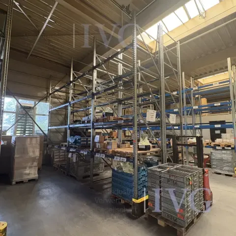 Heavy-duty shelving (blue)