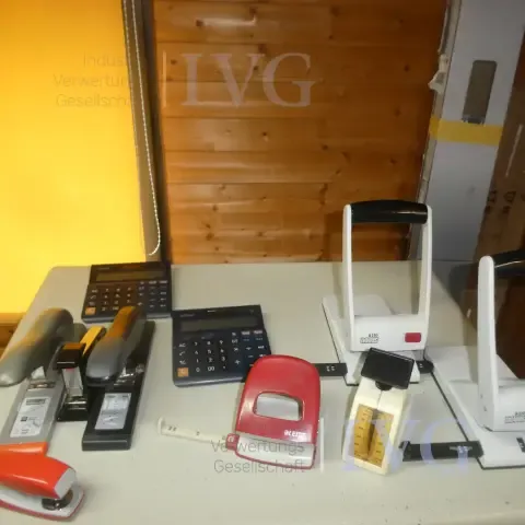 Lot de fournitures de bureau