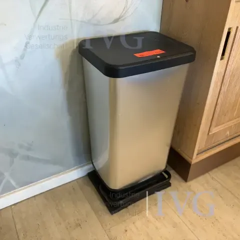 Poubelle en acier