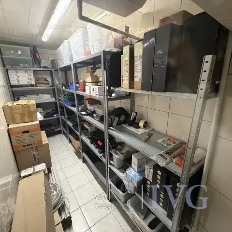 Steel boltless shelving