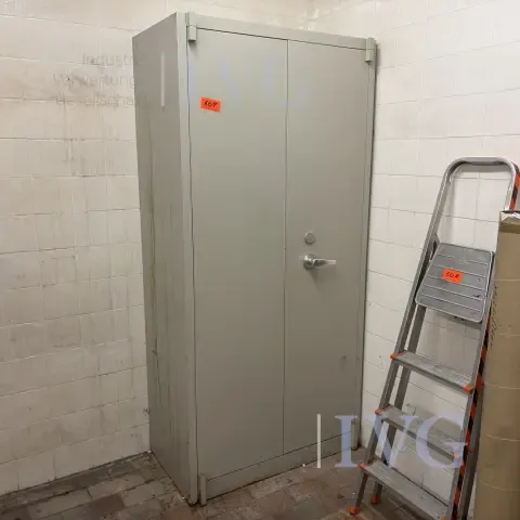 Armoire en acier