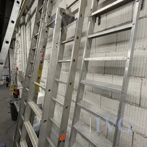 Aluminium leaning ladder