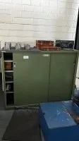 1 металлический шкаф с раздвижными дверцами