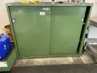 1 Metallschiebetürenschrank