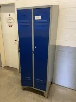 1 Schließfachschrank, 16-türig mit Spind, 2-türig