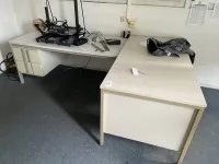 2 Schreibtische