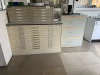 1 lot de mobilier composé d'armoires à plans, armoire à dossiers suspendus, étagères, bureaux, etc.
