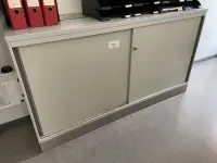 1 armoire métallique à portes coulissantes