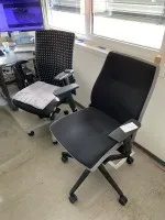 2 chaises pivotantes avec accoudoirs