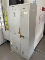 1 armoire vestiaire, 3 portes