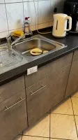 1 кухонный гарнитур, ок. 3 п.м., состоит из: нижних и навесных шкафов, мойки из нерж. стали со смесителем, стеклокерамической варочной панели, 4-конфорочной, холодильника-морозильника Ignis, духовки Amica, вытяжки и посудомоечной машины Ignis