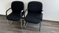 2 стула для посетителей