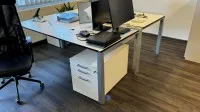 2 Schreibtische Wini mit 2 Aktenrollcontainern