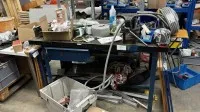 1 Werkbank mit Schraubstock