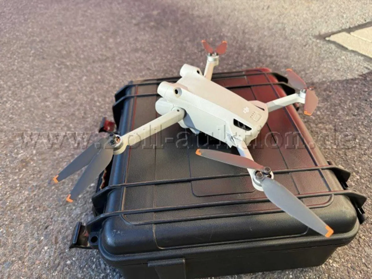 1 Dron DJI Mini 3 Pro z obszernym wyposażeniem
