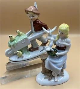 2 figurines en porcelaine - hauteur 14 et 15 cm