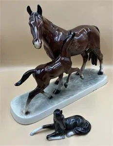 2 porcelánové figurky - koně - výška 3 a 27 cm