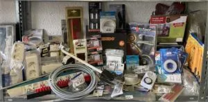 1 přihrádka kutilských a elektro materiálů