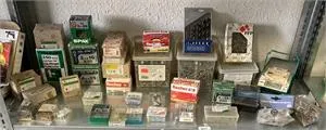 1 lot de petites pièces, vis, chevilles et plus