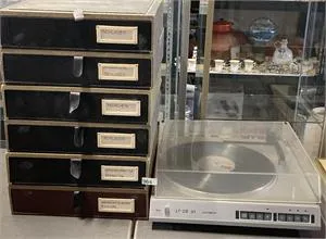 1 Schallplatten-Spieler und Schallplatten