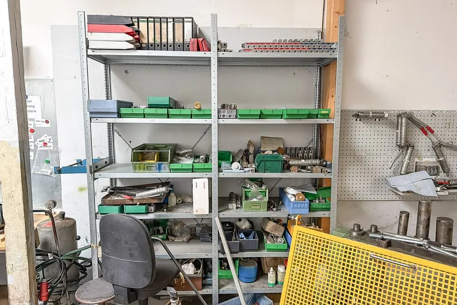 Contenu d'étagère : équipement d'atelier