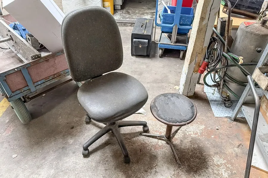 Chaise de bureau pivotante et tabouret