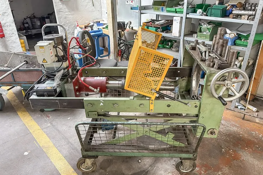 Presse hydraulique verticale à vérin, mobile