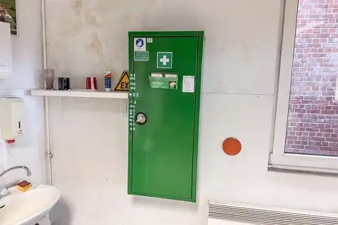Boîte de premiers secours, remplie