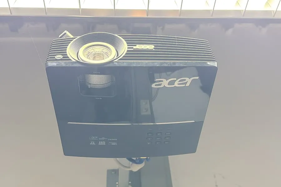 Projektor Acer a stereo soustava