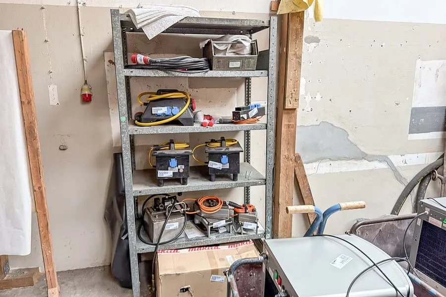 Steekrek, wandmontage