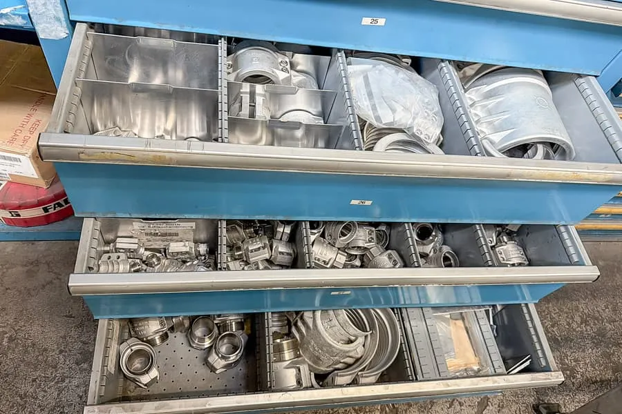 Obsah 4 zásuvek: instalační materiál