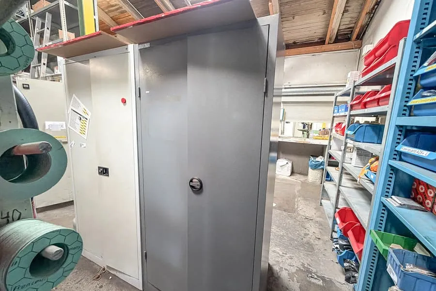 Armoire de rangement métallique