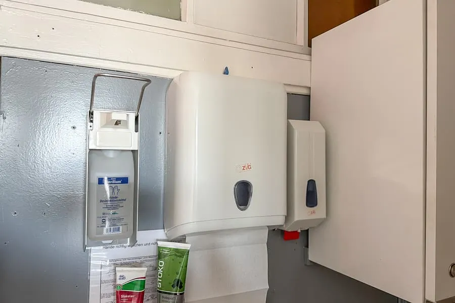 2 distributeurs de savon et distributeur de papier