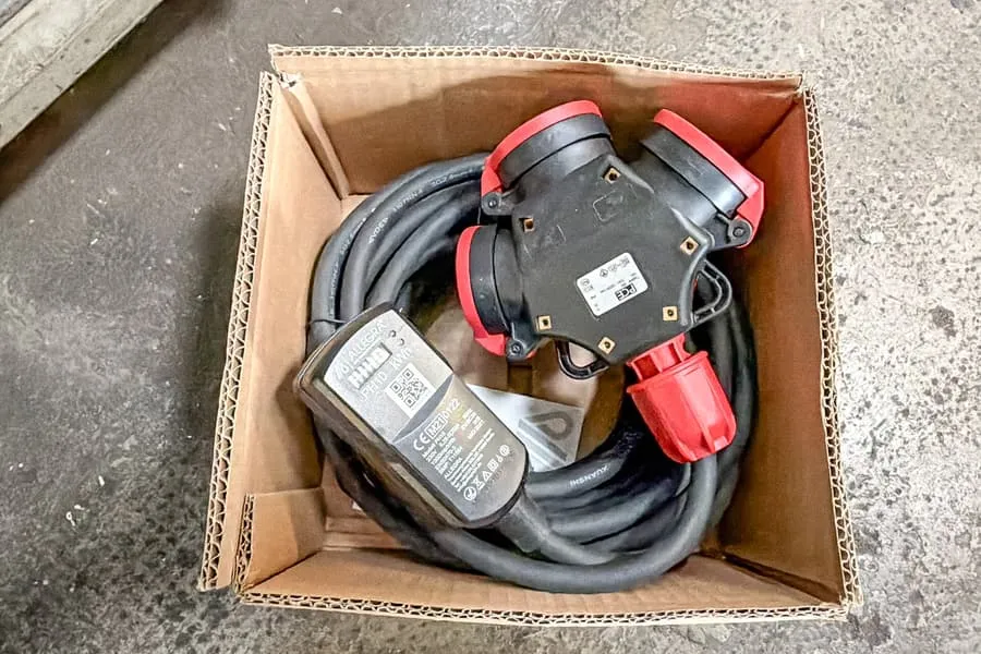Prodlužovací kabel s elektroměrem