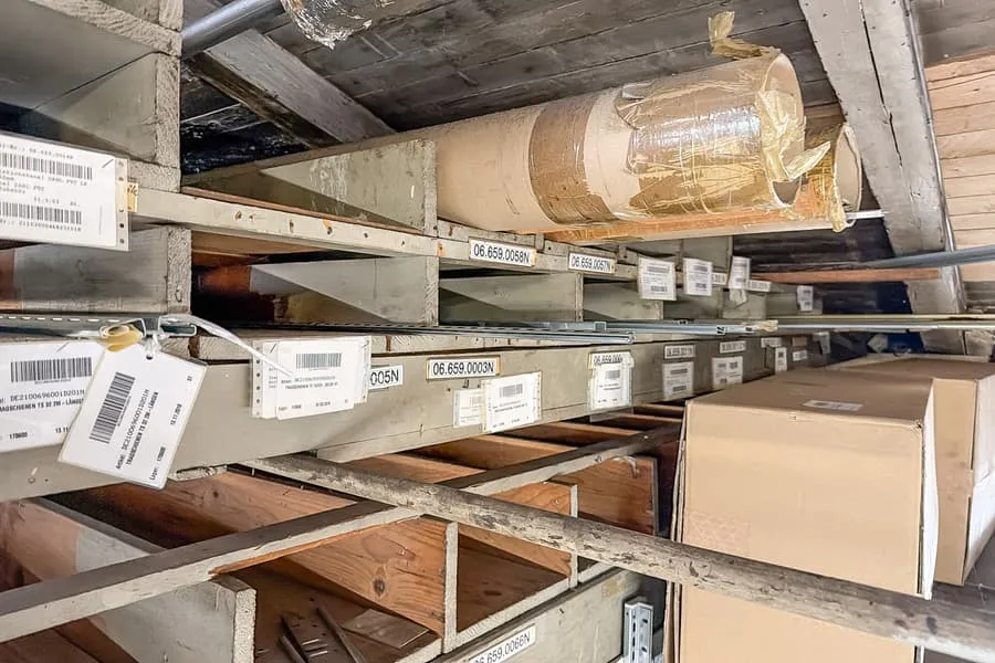 Shelf contents: profile rails