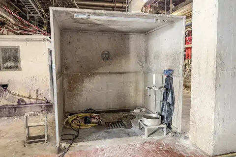 Cleaning cabin, mobile