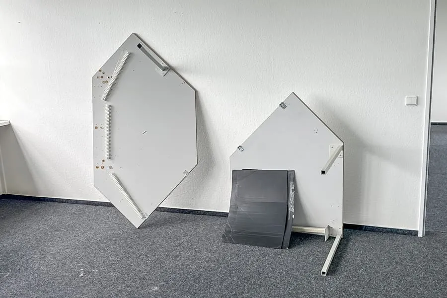 2 desk elements